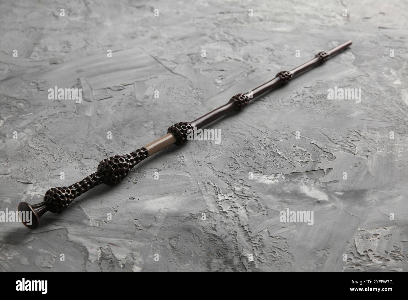 Une baguette magique sur la table texturée grise Banque D'Images