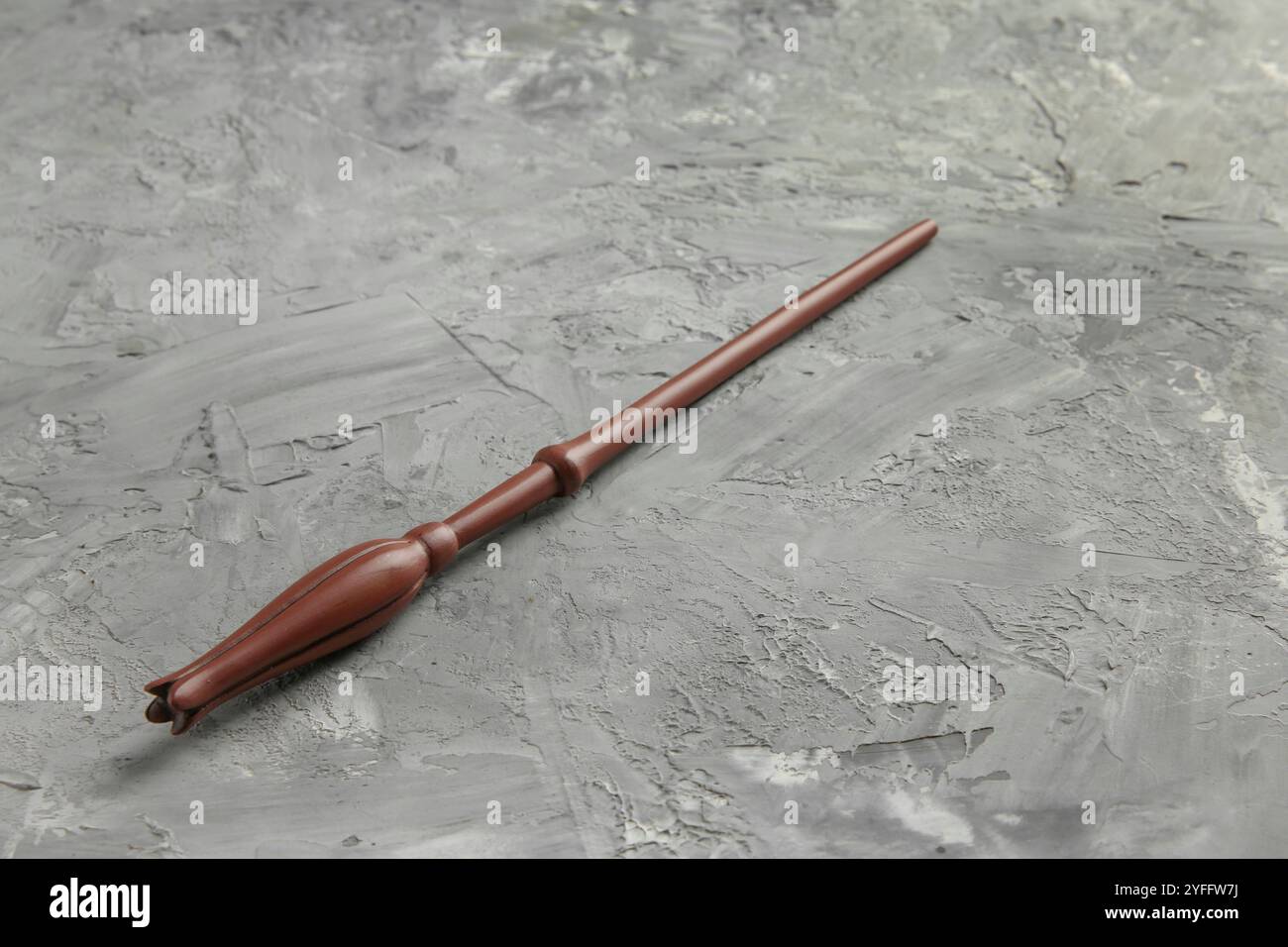 Une baguette magique sur la table texturée grise Banque D'Images