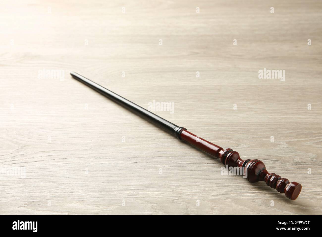 Une baguette magique sur la table en bois clair Banque D'Images