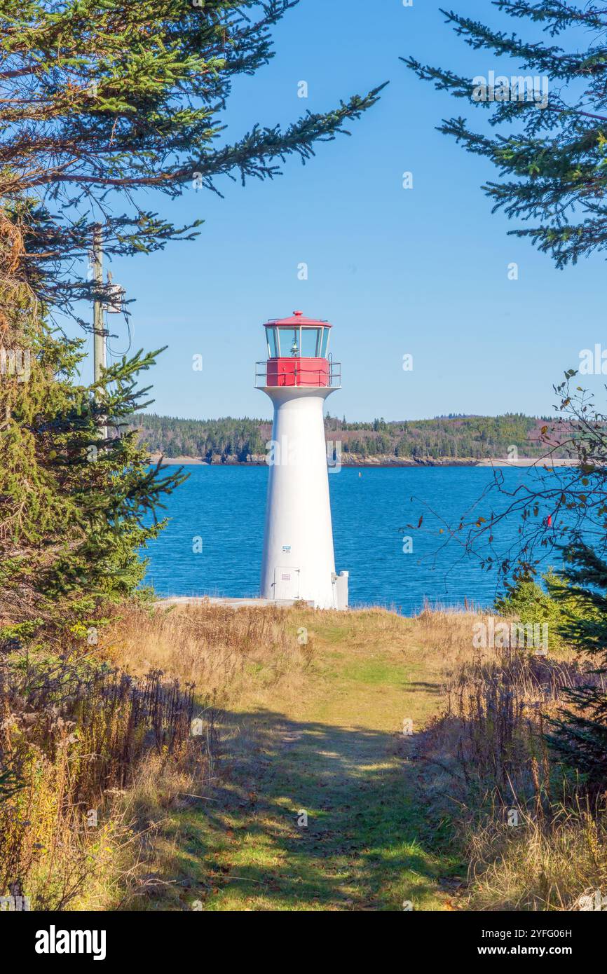 Le phare de la pointe, également connu sous le nom de Drew's point, est situé près de Beaver Harbour, au Nouveau-Brunswick. Banque D'Images