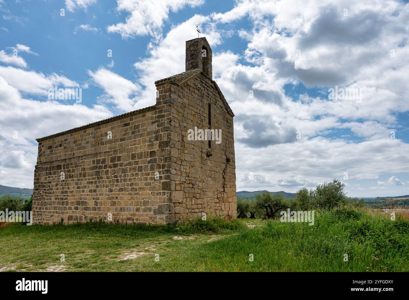 Villatuerta, Espagne- 23 mai 2024 : les anciennes runes de l'église Ermita de San Miguel Arcángel à Villatuerta. Banque D'Images