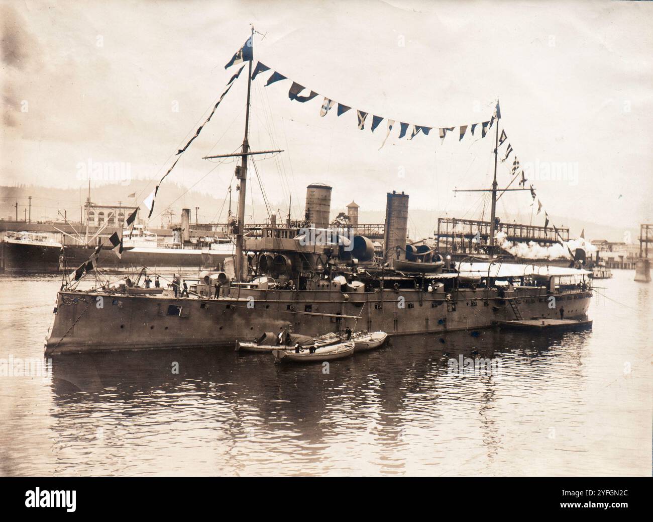 Le navire de guerre de la marine italienne 'Puglia' lors de son service autour du monde en 1908. Ici est photgraphié à Portland, Oregon, avec la configuration 'gran pavese' pleine habillée. Banque D'Images