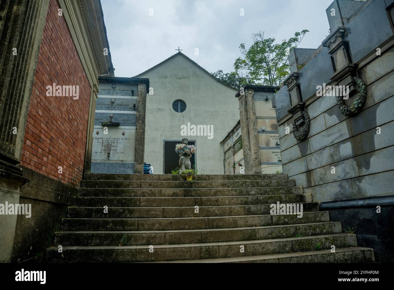 L'entrée du cimetière à côté de l'église de San Francesco dans le monastère des Frères Capucins au-dessus du village de Monterosso al Mare, Cinque Banque D'Images