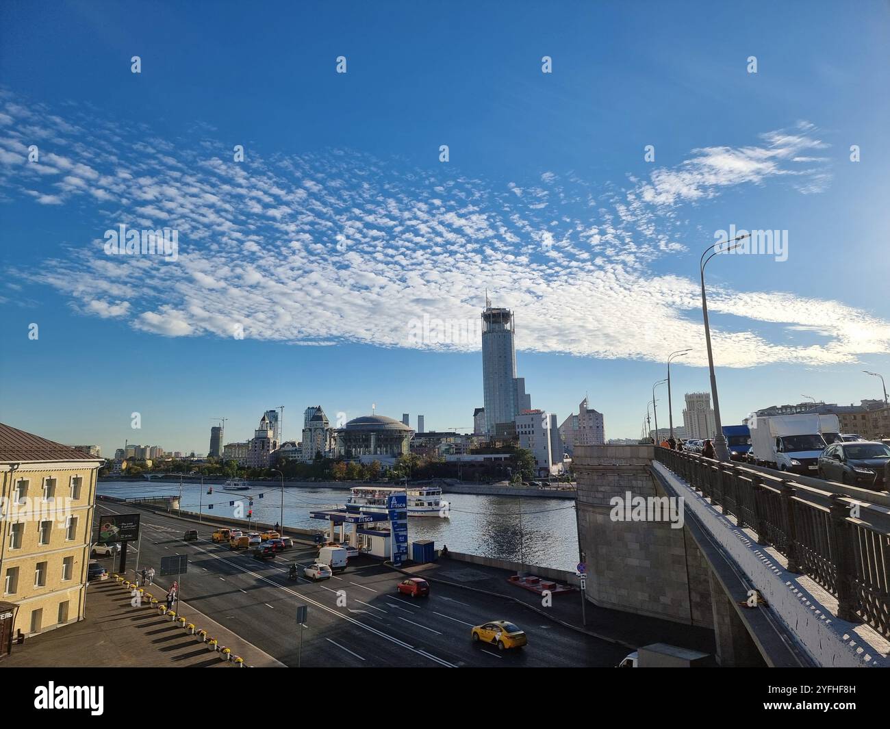Pont Bolchoï Krasnokholmsky sur la rivière Moskva : centre d'affaires Riverside Towers, hôtel Swissotel Krasnye Holmy, Dom Muzyki ; bateau d'excursion, nuages dans le ciel - Image de stock capturée avec un smartphone
