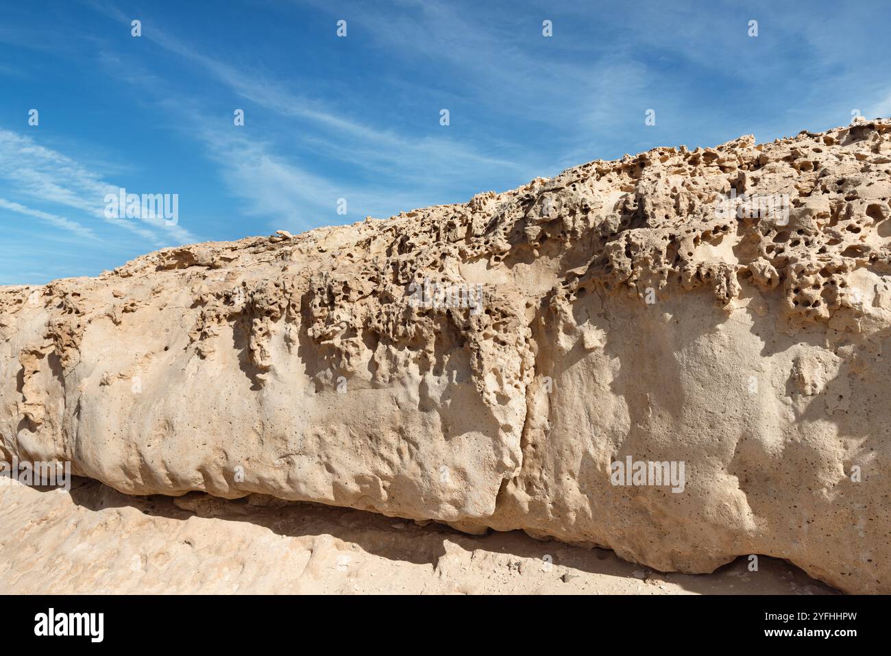 Formation rocheuse calcaire aride, fossiles de gastéropodes marins et sédiments ignés océaniques sur la falaise côtière. Ajuy, Fuerteventura, Îles Canaries. Banque D'Images