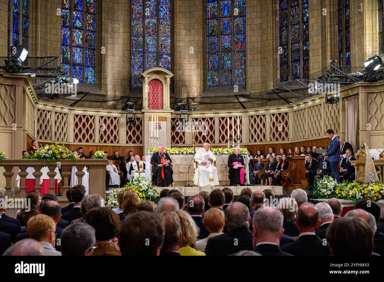 Le pape François entendant le témoignage de Diogo Gomes Costa, qui parle de son expérience des JMJ 2023. Visite papale au Luxembourg en 2024. Banque D'Images