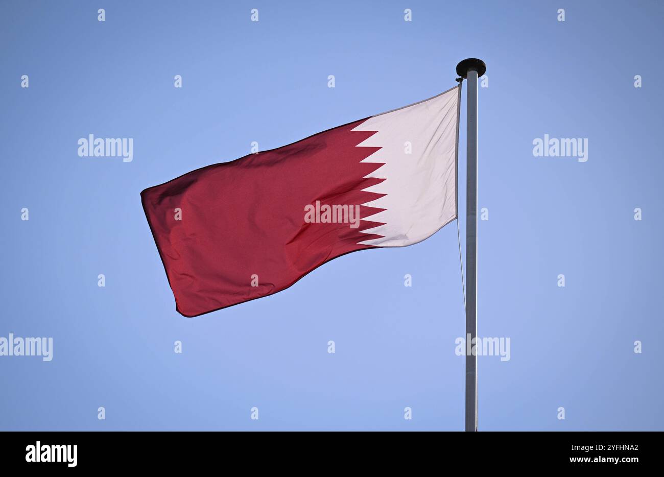 Doha 01.11.2024 Nationalflagge von Qatar à Doha *** Doha 01 11 2024 drapeau national du Qatar à Doha Ulmer Banque D'Images