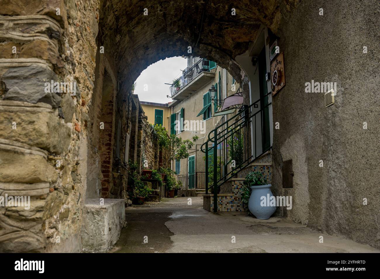 Scène de ruelle dans le village de Corniglia, Cinque Terre, province de la Spezia, partie de la région de Ligurie, Italie du Nord. Banque D'Images