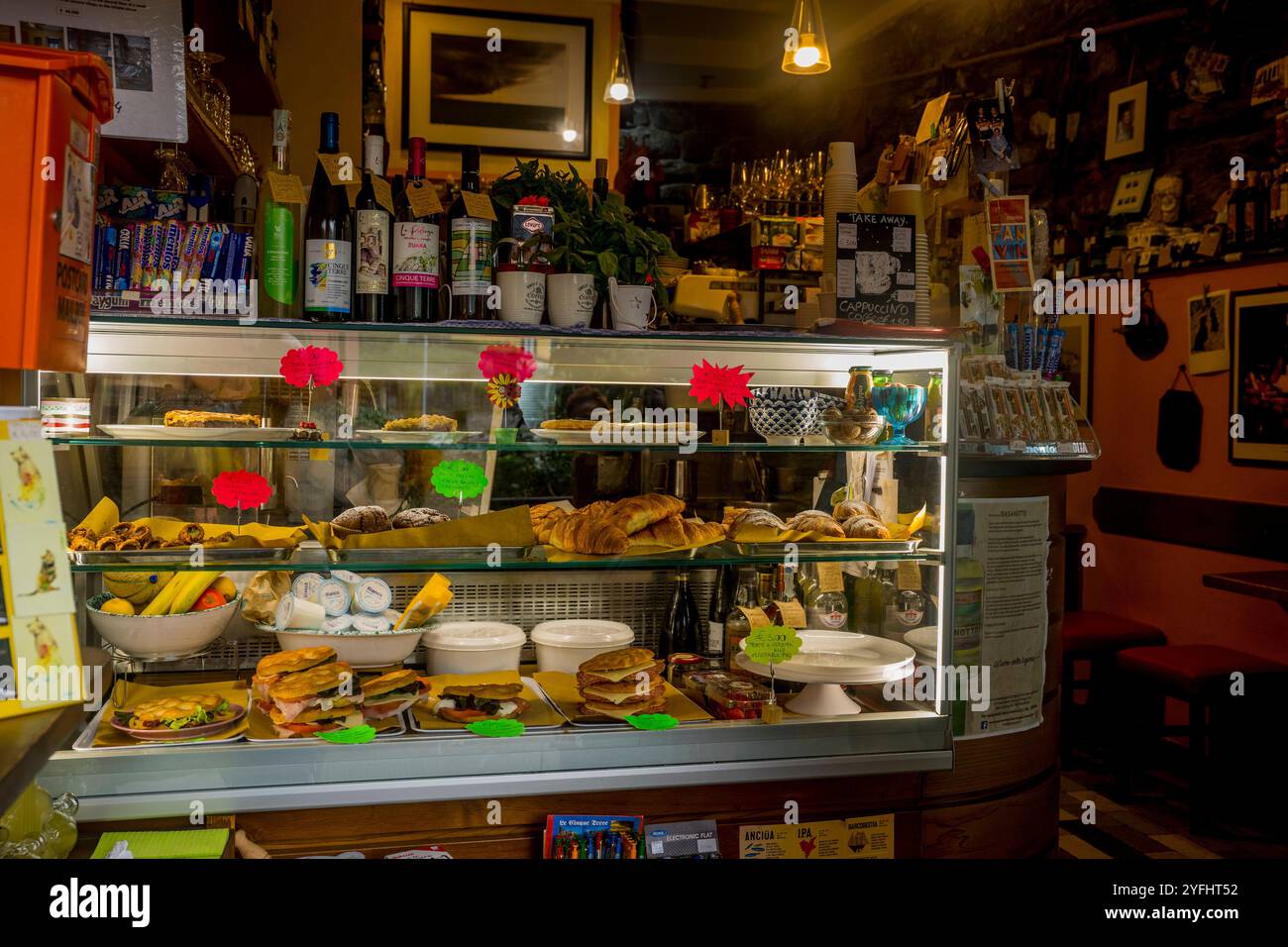 Scène de ruelle avec une petite boutique vendant des sandwichs et des collations dans le village de Corniglia, Cinque Terre, province de la Spezia, une partie de la région de Li Banque D'Images