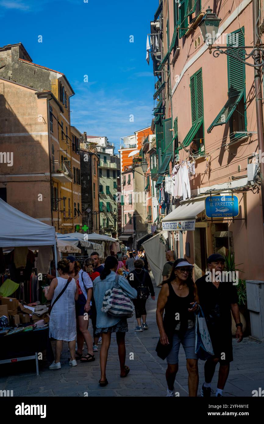 Scène de rue sur la via Roma avec le marché hebdomadaire dans le village de Vernazza, Cinque Terre, province de la Spezia, une partie de la région de Ligurie, No Banque D'Images