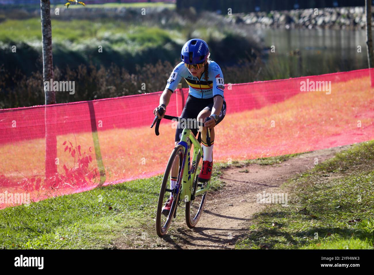 Pontevedra, Espagne, 03 novembre 2024 : cycliste belge Fleur Moors (11 ans) lors de la course féminine U23 des Championnats d'Europe de Cyclocross 2024, le 03 novembre 2024, à Pontevedra, Espagne. Crédit : Alberto Brevers / Alamy Live News. Banque D'Images