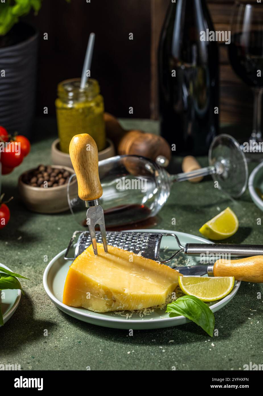 Tartinade italienne rustique au parmesan, basilic, citron vert, vin rouge, tomates, et pesto sur une table en bois Banque D'Images