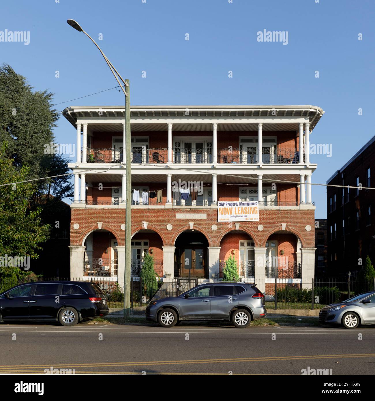 KNOXVILLE, TENNESSEE, ÉTATS-UNIS-SEPT. 22, 2024 : appartements dans un bâtiment historique marqué 'Sterchi'. Gestion des propriétés SP. Dans Old North Knoxville. Banque D'Images