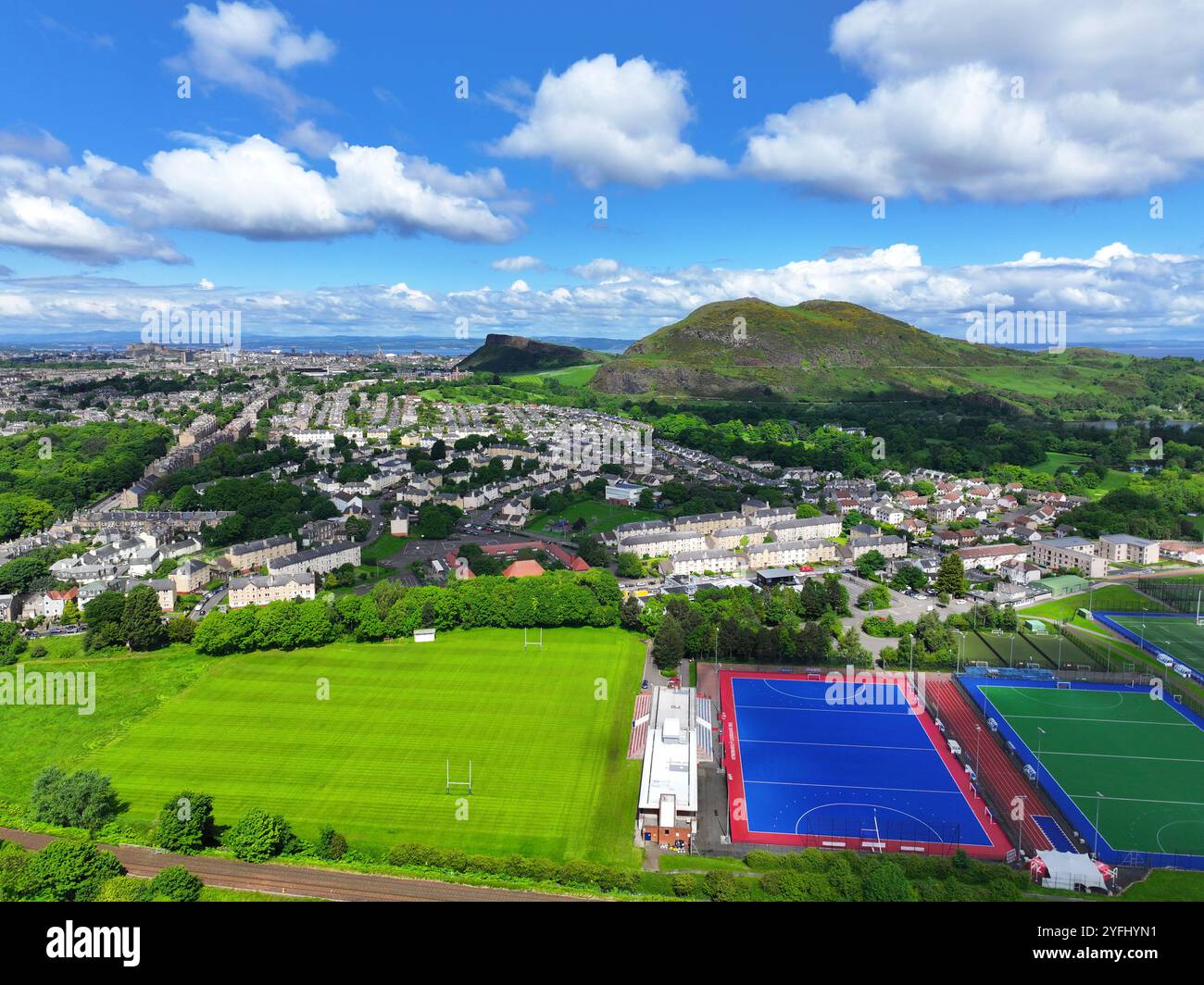 Vue aérienne par drone des terrains de jeu de Peffermill à Prestonfield Édimbourg en regardant vers Arthurs Seat et Salisbury Crags Banque D'Images