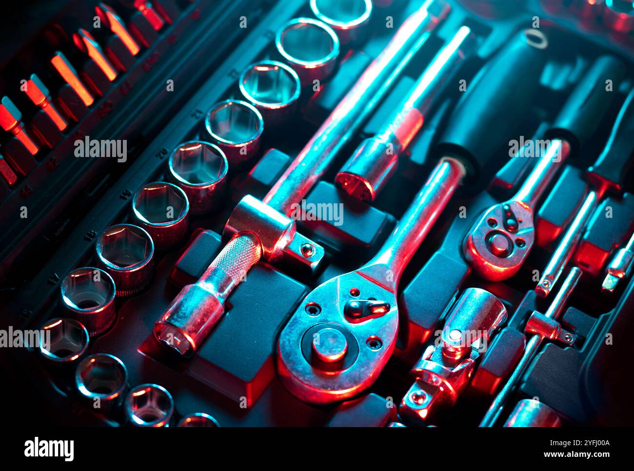 Kit de clés à douille boîte à outils - douilles professionnelles en chrome vanadium, outils, clés, clés et embouts de tournevis organisés dans une boîte. Banque D'Images
