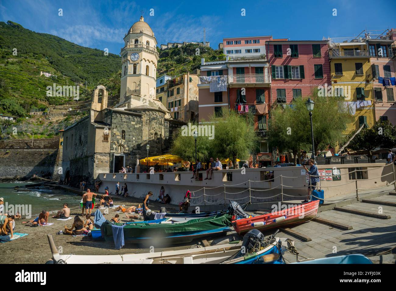 Vue sur l'église de la Marguerite d'Antioche et le port de pêche dans le village de Vernazza, Cinque Terre, province de la Spezia, partie du regi Banque D'Images