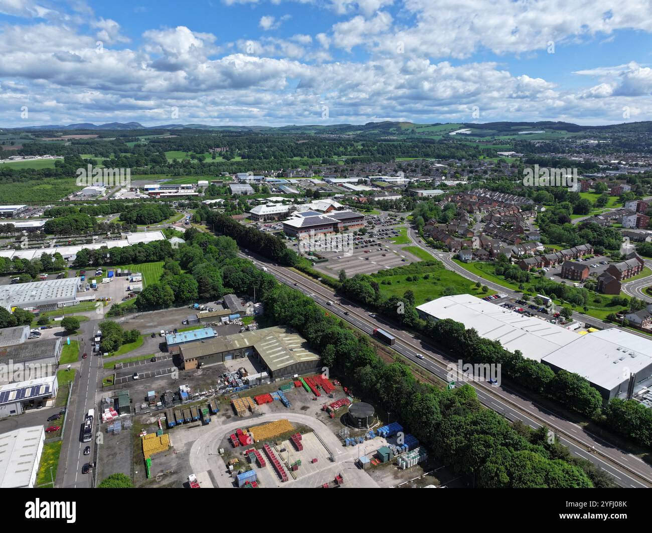 Vue aérienne par drone de l'autoroute A9 à quatre voies à Inveralmond Perth Banque D'Images