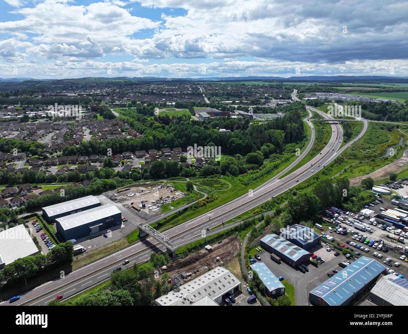 Vue aérienne par drone de l'autoroute A9 à quatre voies à Inveralmond Perth Banque D'Images