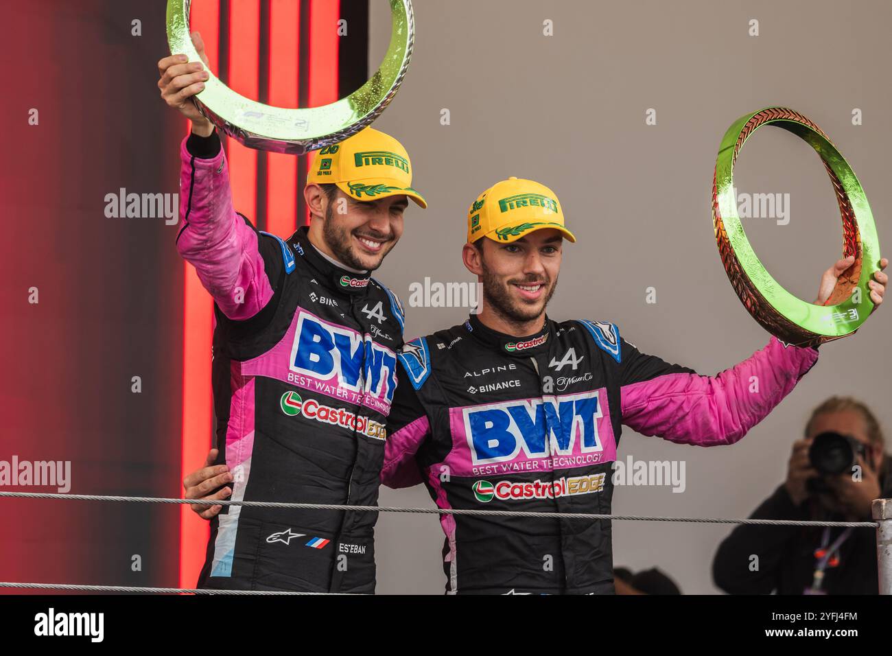 Autodromo Jose Carlos Pace, SO Paulo, Brésil. 3 novembre 2024 ; Pierre Gasly et Esteban Ocon de l'écurie BWT Alpine F1 Team sur le podium lors du Grand Prix de formule 1 du Brésil crédit : Jay Hirano/AFLO/Alamy Live News Banque D'Images