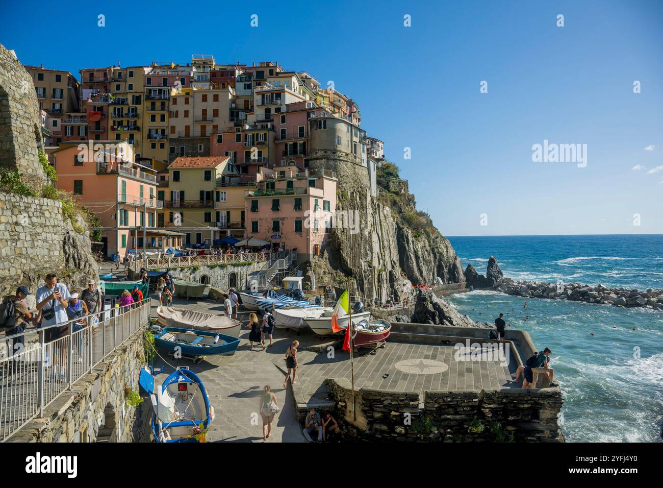 Vue de maisons colorfulm autour du petit port de Manarola, Cinque Terre, province de la Spezia, partie de la région de Ligurie, Italie du Nord. Banque D'Images