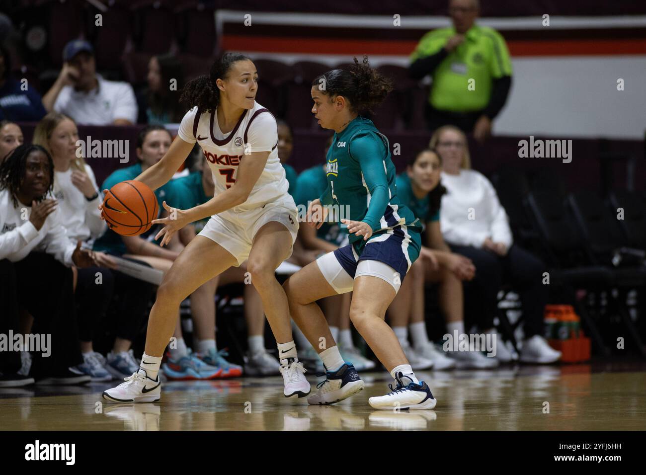 Blacksburg, Virginie, États-Unis. 4 novembre 2024. Mackenzie Nelson (3), garde des Virginia Tech Hokies, cherche une coéquipière ouverte lors du match de basket féminin de la NCAA entre les UNC Wilmington Seahawks et les Virginia Tech Hokies au Cassell Coliseum de Blacksburg, en Virginie. Jonathan Huff/CSM/Alamy Live News Banque D'Images