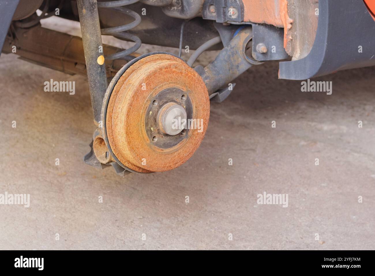Équilibrage des roues ou réparation et remplacement des pneus automatiques. Travaux de réparation. Service technique de voiture dans le centre de réparation. Banque D'Images
