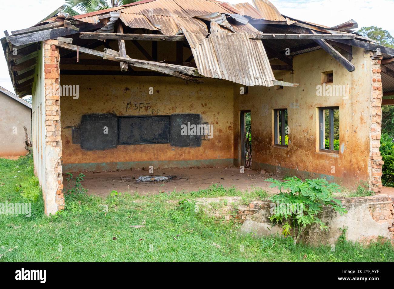 Une école en ruines à Buikwe, Ouganda. Banque D'Images