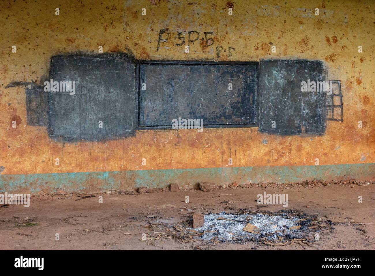 Une école en ruines à Buikwe, Ouganda. Banque D'Images