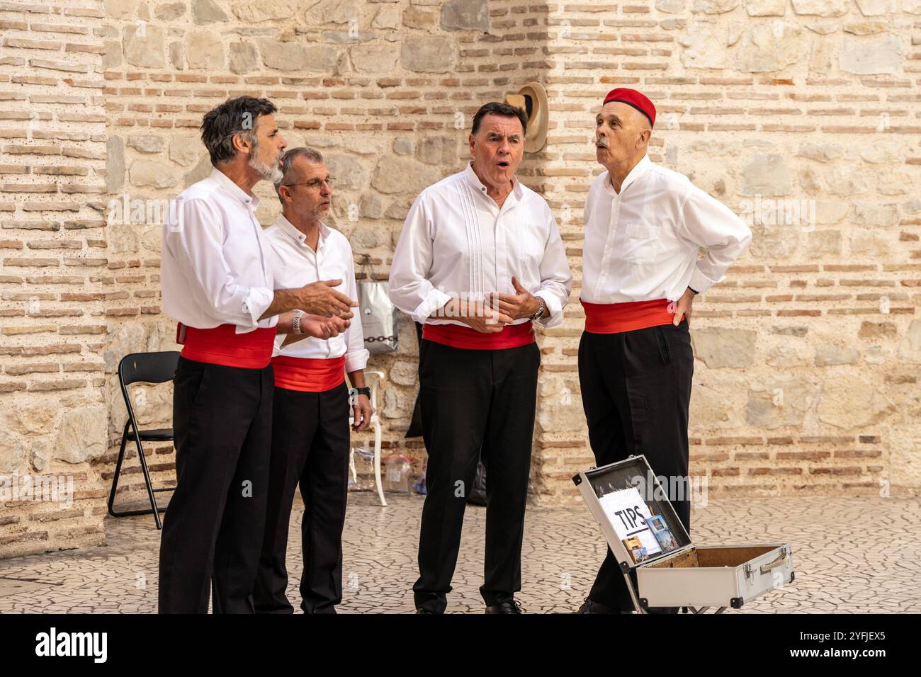 Chanteurs traditionnels de klapa interprétant l'acapella à l'intérieur du vestibule du 4ème siècle Palais de Dioclétien, Split, Croatie Banque D'Images