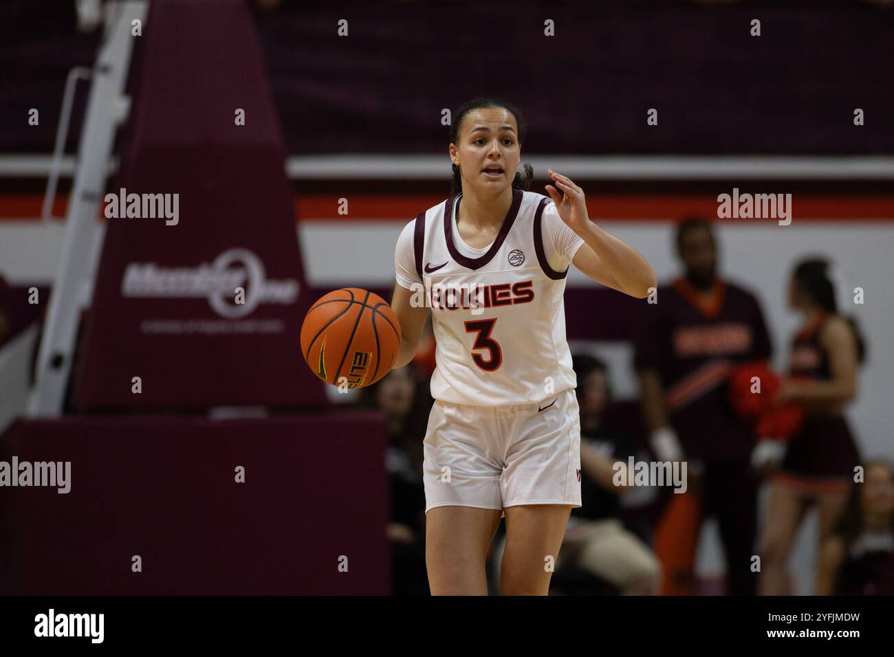 Blacksburg, Virginie, États-Unis. 4 novembre 2024. Mackenzie Nelson (3) dribble la balle lors du match de basket féminin de la NCAA entre les UNC Wilmington Seahawks et les Virginia Tech Hokies au Cassell Coliseum de Blacksburg, en Virginie. Jonathan Huff/CSM/Alamy Live News Banque D'Images