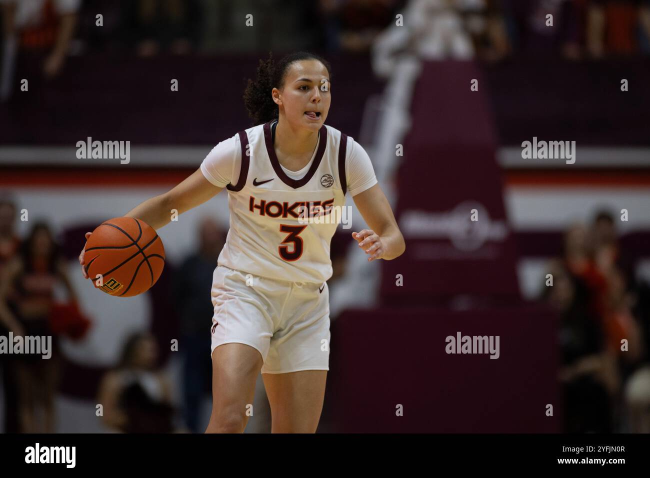 Blacksburg, Virginie, États-Unis. 4 novembre 2024. Mackenzie Nelson (3) dribble la balle lors du match de basket féminin de la NCAA entre les UNC Wilmington Seahawks et les Virginia Tech Hokies au Cassell Coliseum de Blacksburg, en Virginie. Jonathan Huff/CSM/Alamy Live News Banque D'Images