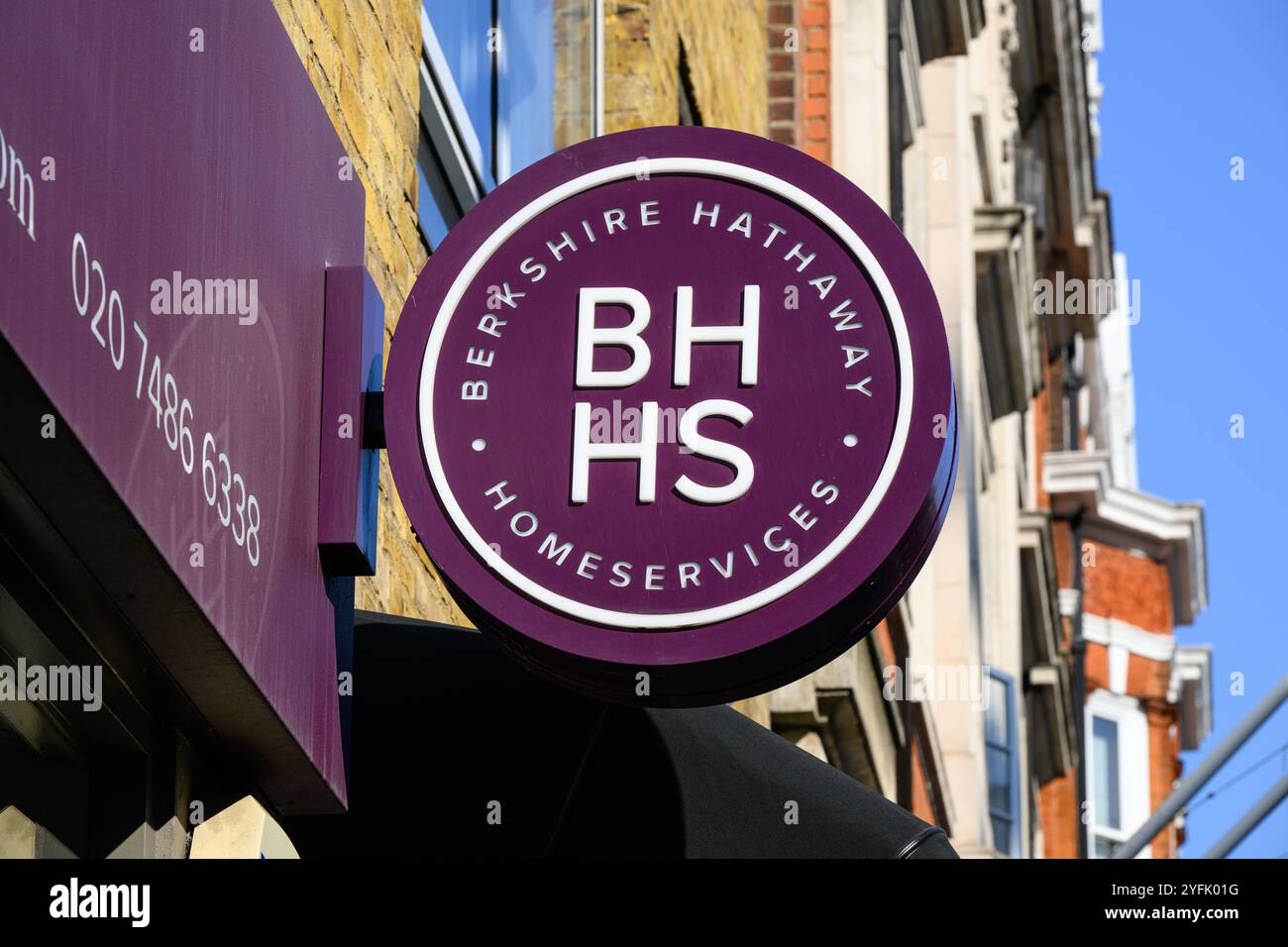 Londres, Royaume-Uni - 20 septembre 2024 - signe avec nom et logo pour BHHS Berkshire Hathaway Homeservices Banque D'Images