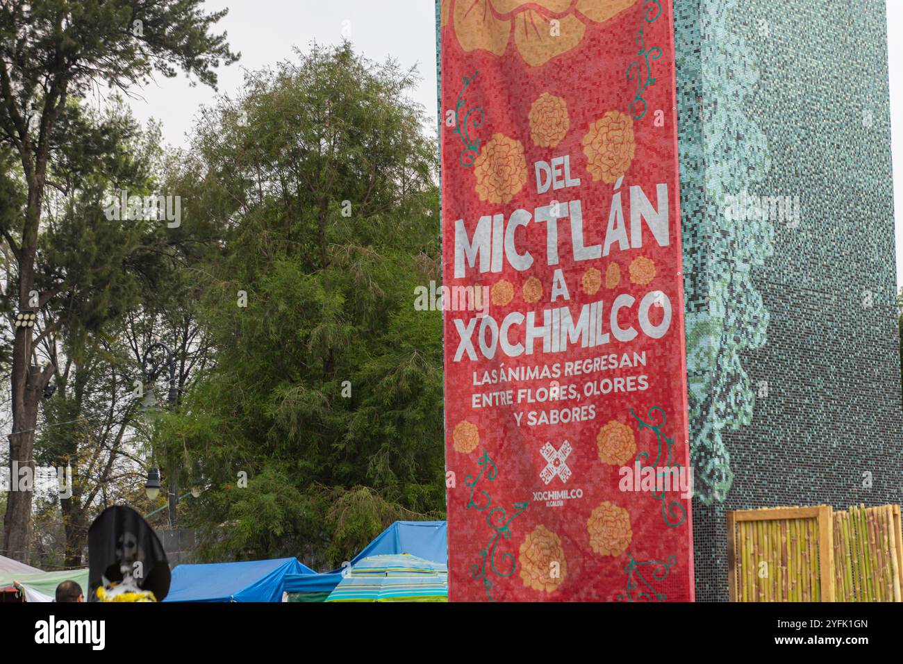 Bannière à Xochimilco célébrant Dia de Muertos. Traduction : de Mictlán à Xochimilco. Les âmes reviennent parmi les fleurs, les parfums et les saveurs Banque D'Images