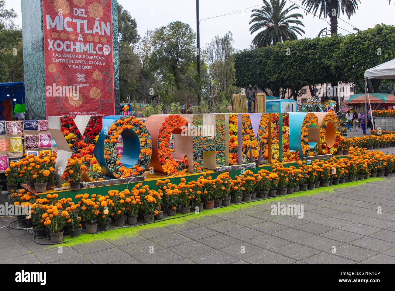 Xochimilco, Mexico, MEXIQUE - 1 nov. 2024 : Xochimilco signe avec des soucis célèbre Dia de Muertos. Traduction : de Mictlán à Xochimilco. Le Banque D'Images