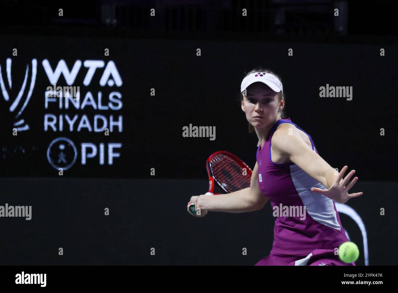 Riyad, Arabie Saoudite. 4 novembre 2024. Elena Rybakina, du Kazakhstan, participe au tournoi à la ronde contre Zheng Qinwen, de Chine, lors du tournoi de tennis de la finale de la WTA à Riyad, en Arabie Saoudite, le 4 novembre 2024. Crédit : Wang Haizhou/Xinhua/Alamy Live News Banque D'Images