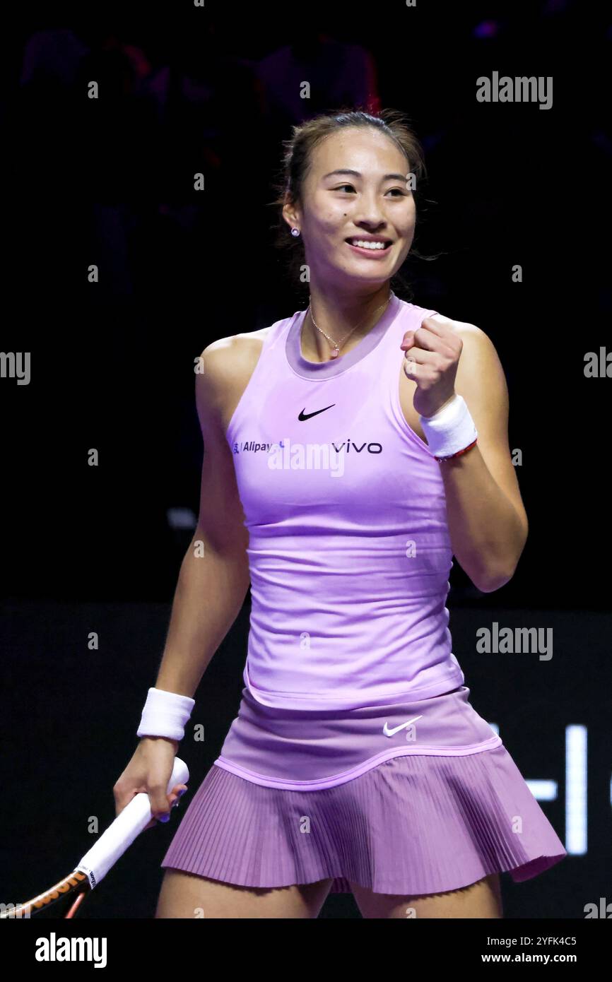 Riyad, Arabie Saoudite. 4 novembre 2024. Zheng Qinwen, de Chine, réagit après avoir remporté le match à la ronde contre Elena Rybakina, du Kazakhstan, au tournoi de tennis de la finale de la WTA à Riyad, en Arabie Saoudite, le 4 novembre 2024. Crédit : Wang Haizhou/Xinhua/Alamy Live News Banque D'Images