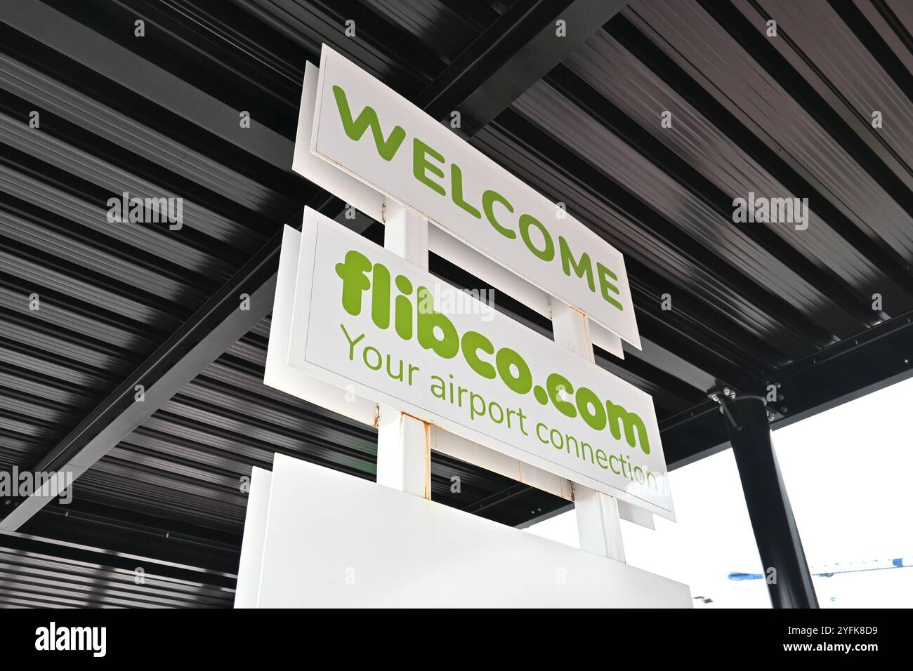 Flibco.com votre panneau de correspondance aéroport – Charleroi, Belgique – 20 octobre 2024 Banque D'Images