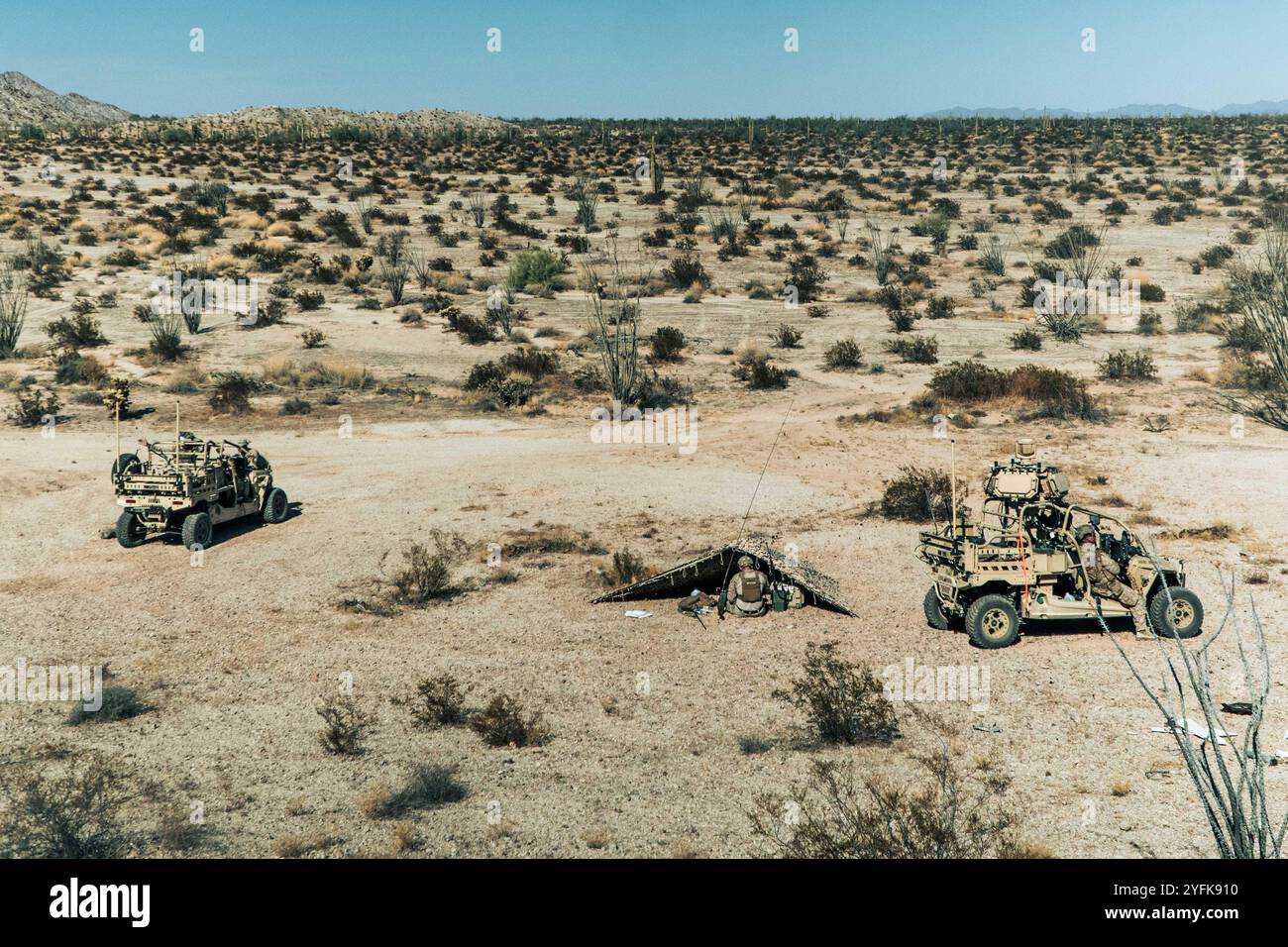 Wellton, Arizona, États-Unis. 10 octobre 2024. Les Marines des États-Unis affectés au 1er escadron d'armes et de tactiques de Marine Aviation et au 3e bataillon de défense aérienne à basse altitude, 3e escadre d'avions de Marine, participent à un exercice de défense aérienne au sol dans le cadre du cours d'instructeur d'armes et de tactiques 1-25 à l'aérodrome de Tacts, près de Wellton, Arizona, 10 octobre 2024. Le WTI est un événement de formation de sept semaines organisé par Marine Aviation Weapons and Tactics Squadron One qui met l'accent sur l'intégration opérationnelle des six fonctions de l'aviation maritime à l'appui de la Marine Air Ground Task Force, des forces interarmées et de la Coalition. Banque D'Images