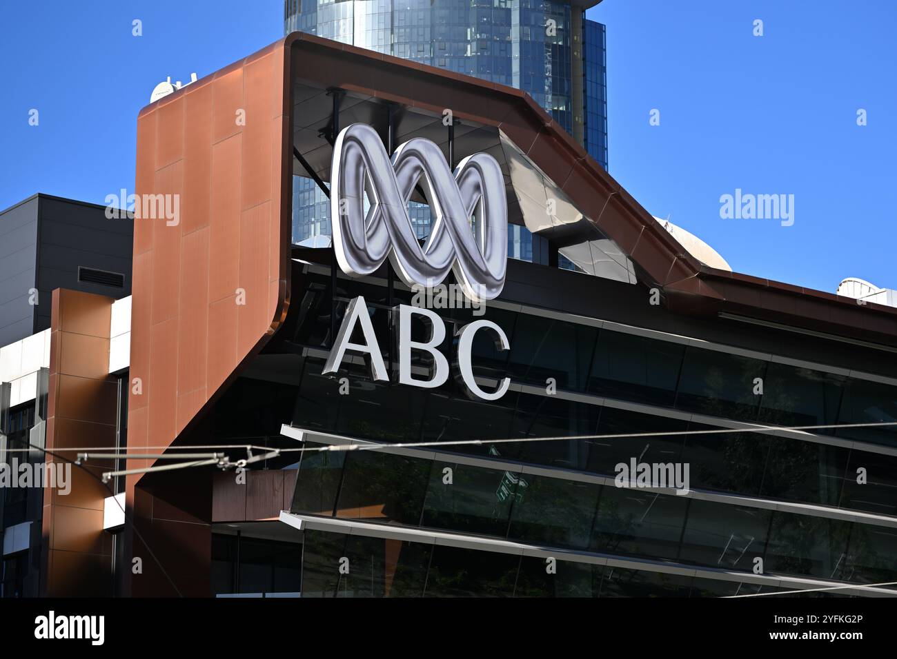 Logo courbe Lissajous de l'Australian Broadcasting Corporation à l'extérieur du ABC Southbank Centre à Melbourne, pendant une journée ensoleillée Banque D'Images