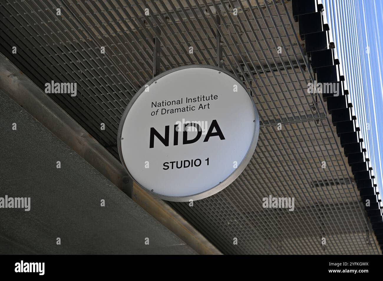 Signe circulaire blanc de l'Institut national d'art dramatique, avec texte noir, suspendu au plafond à l'extérieur du NIDA Studio 1 à Melbourne Banque D'Images