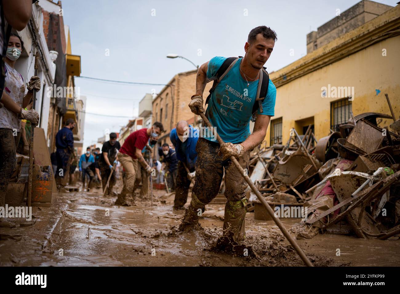 Paiporta, Espagne - 03 novembre 2024 : on voit des habitants et des bénévoles nettoyer manuellement les rues remplies de boue avec des pelles et d'autres outils. Plus de 200 personnes ont été tuées dans les crues soudaines qui ont touché la région autour de Valence, en particulier les villes de Paiporta, Sedavì et Benatusser, dans ce qui est considéré comme la pire catastrophe naturelle de l'histoire de l'Espagne et l'une des pires de l'histoire de l'Europe. Les inondations ont été causées par un phénomène atmosphérique connu sous le nom de Dana. Avec de nombreux corps encore sous les décombres, le nombre de victimes devrait augmenter. Davide Bonaldo/Sipa USA Banque D'Images