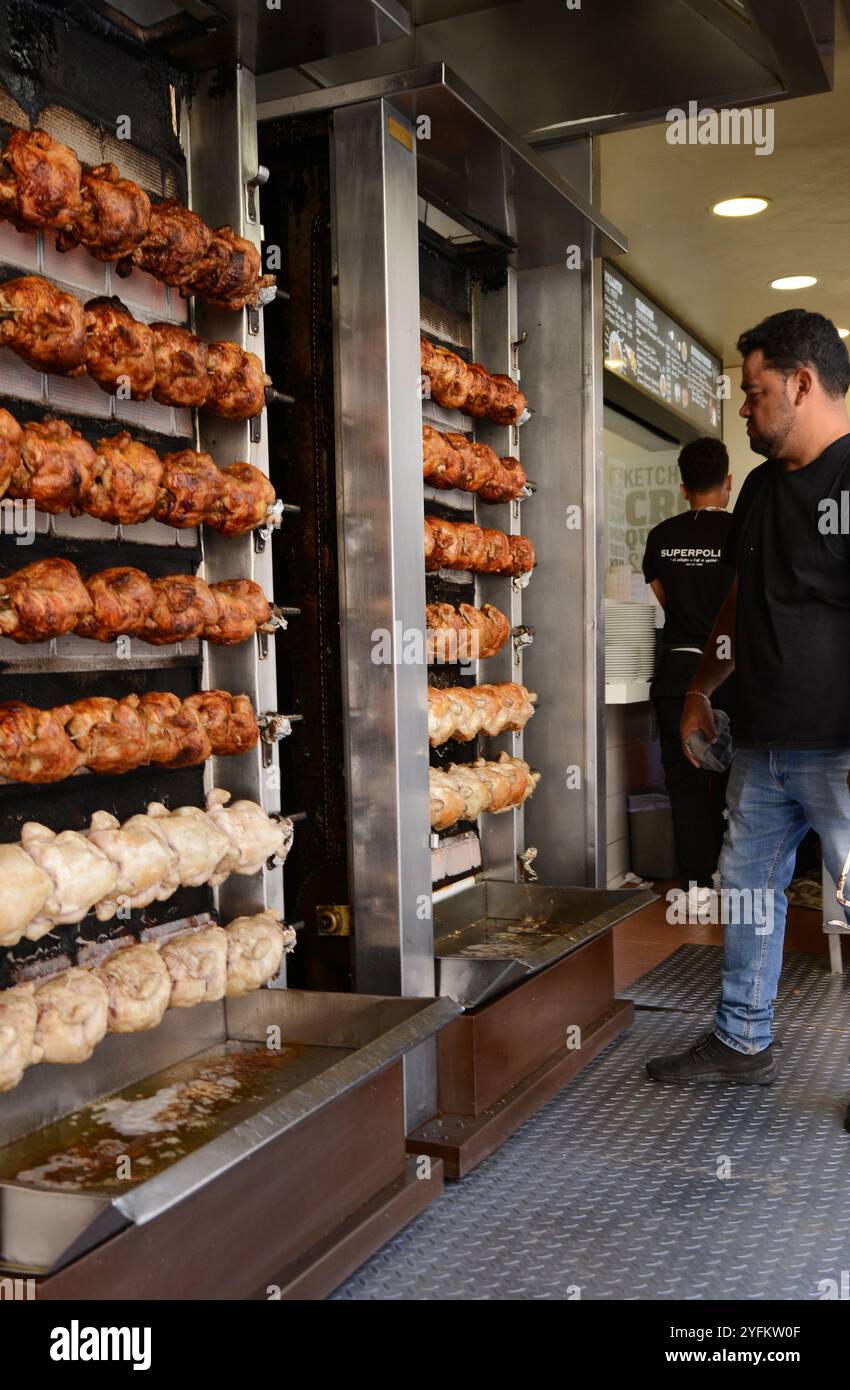 Poulets rôtis grillés dans un grand four dans un restaurant à Sitges, Catalogne, Espagne. Banque D'Images