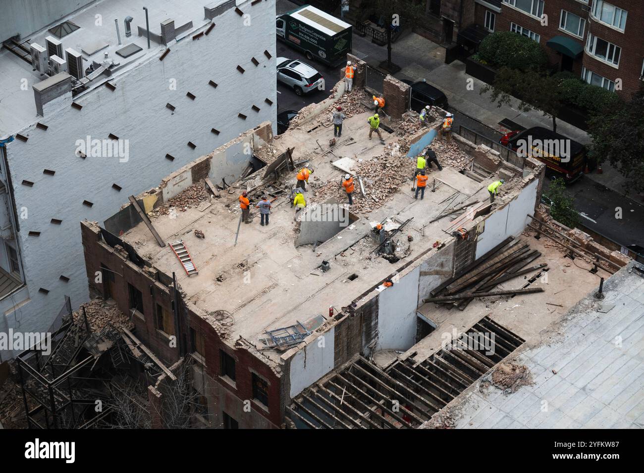 Ouvriers cols bleus démolissant des bâtiments en grès brun dans le district historique de Murray Hill, 2024, New York City, États-Unis Banque D'Images