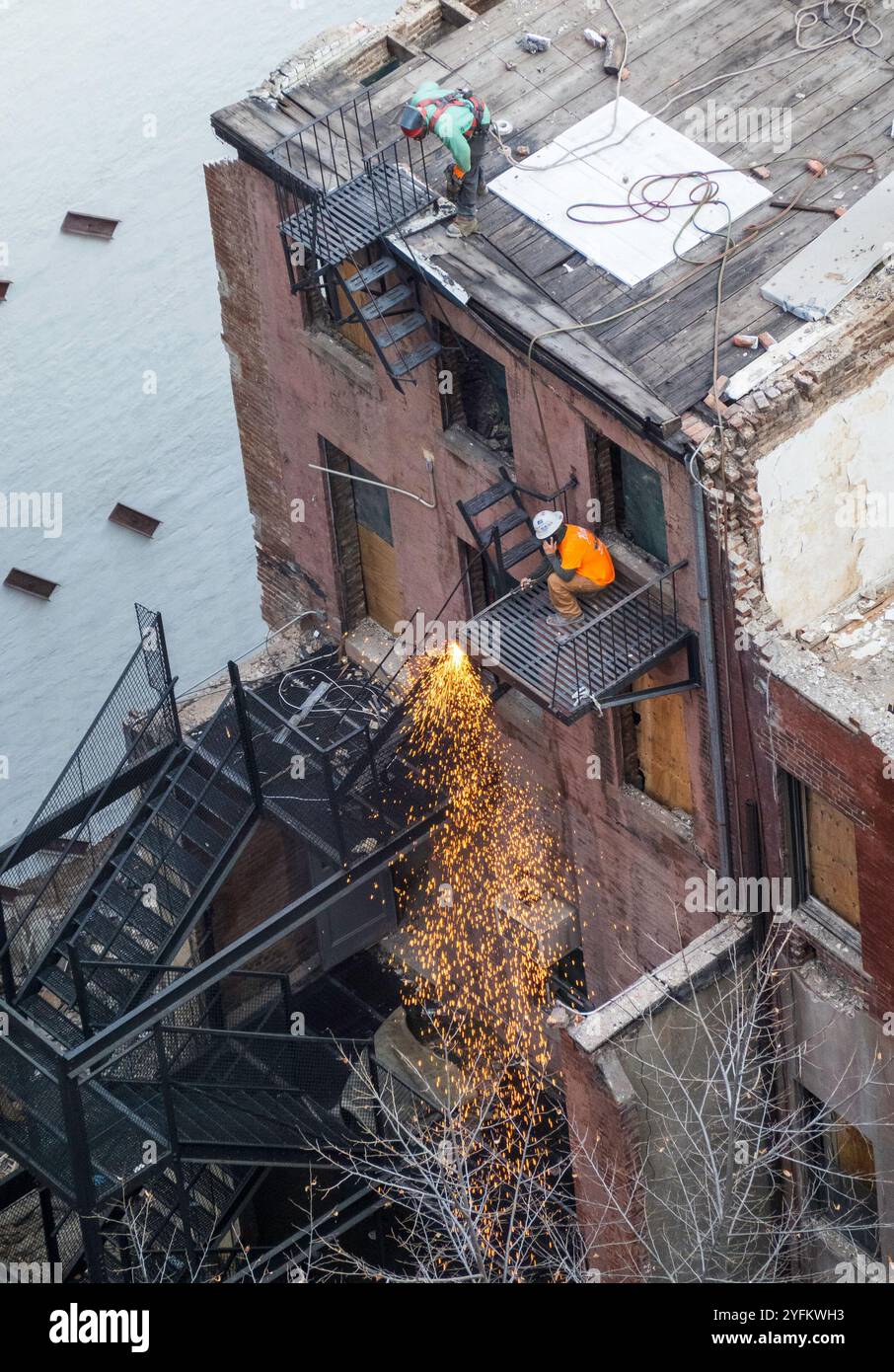 Ouvriers cols bleus démolissant des bâtiments en grès brun dans le district historique de Murray Hill, 2024, New York City, États-Unis Banque D'Images