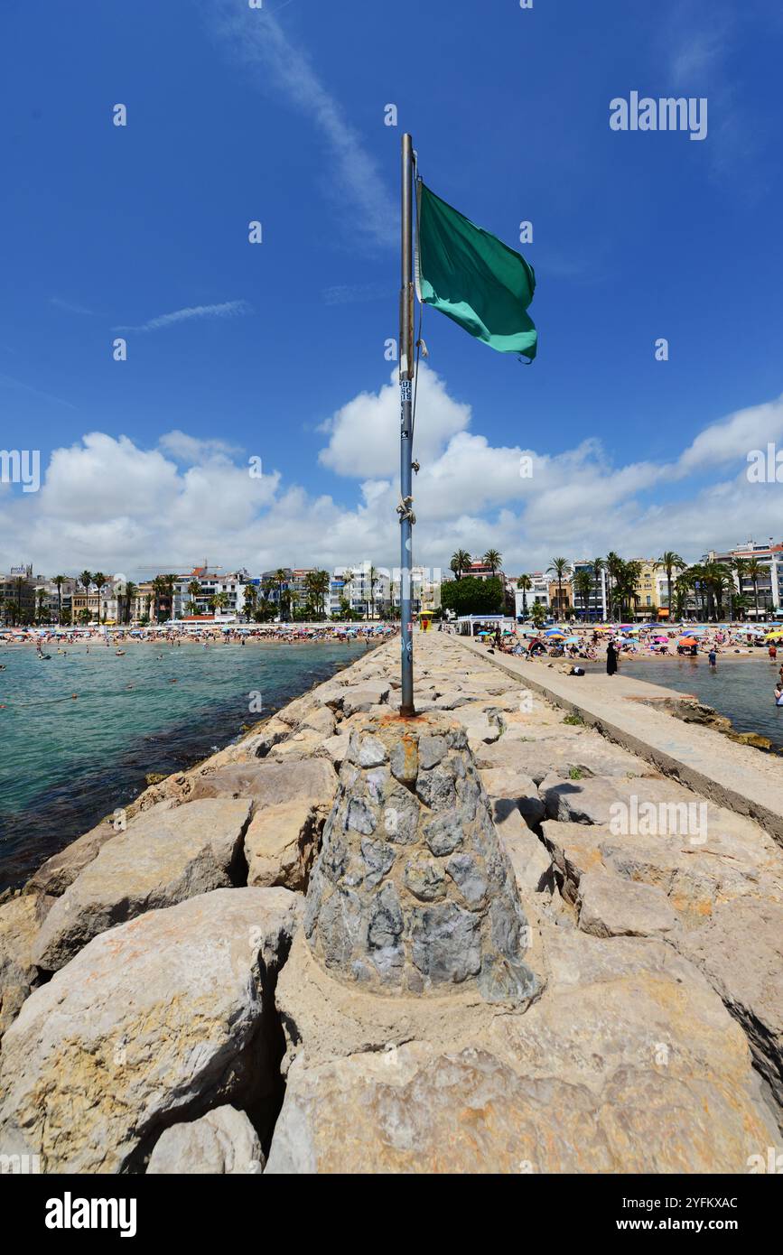 Une vue sur la plage et le front de mer à Sitges, Catalogne, Espagne. Banque D'Images