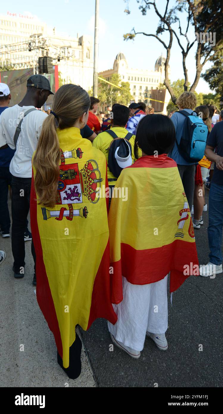 14 juillet 2024, Barcelone, Espagne. Les supporters catalans de l'équipe espagnole de football se rassemblent sur la Plaça de Catalunya pour la finale de l'Euro 2024 contre l'Angleterre. Banque D'Images