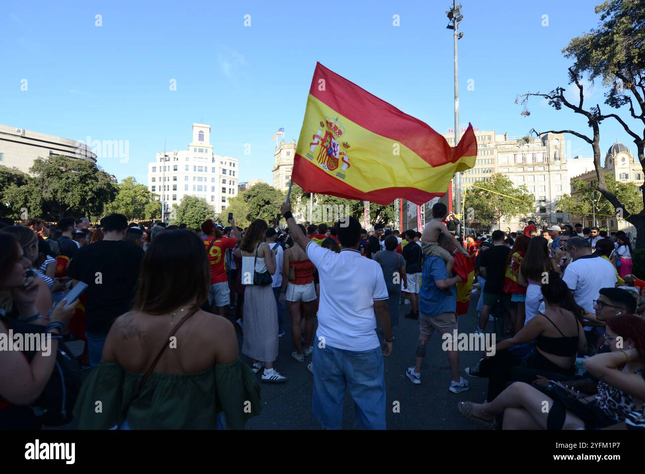 14 juillet 2024, Barcelone, Espagne. Les supporters catalans de l'équipe espagnole de football se rassemblent sur la Plaça de Catalunya pour la finale de l'Euro 2024 contre l'Angleterre. Banque D'Images