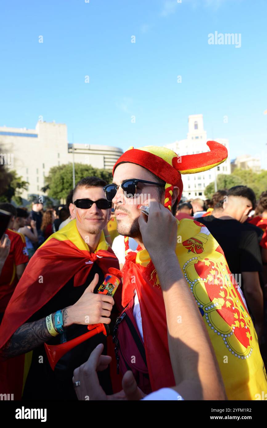 14 juillet 2024, Barcelone, Espagne. Les supporters catalans de l'équipe espagnole de football se rassemblent sur la Plaça de Catalunya pour la finale de l'Euro 2024 contre l'Angleterre. Banque D'Images