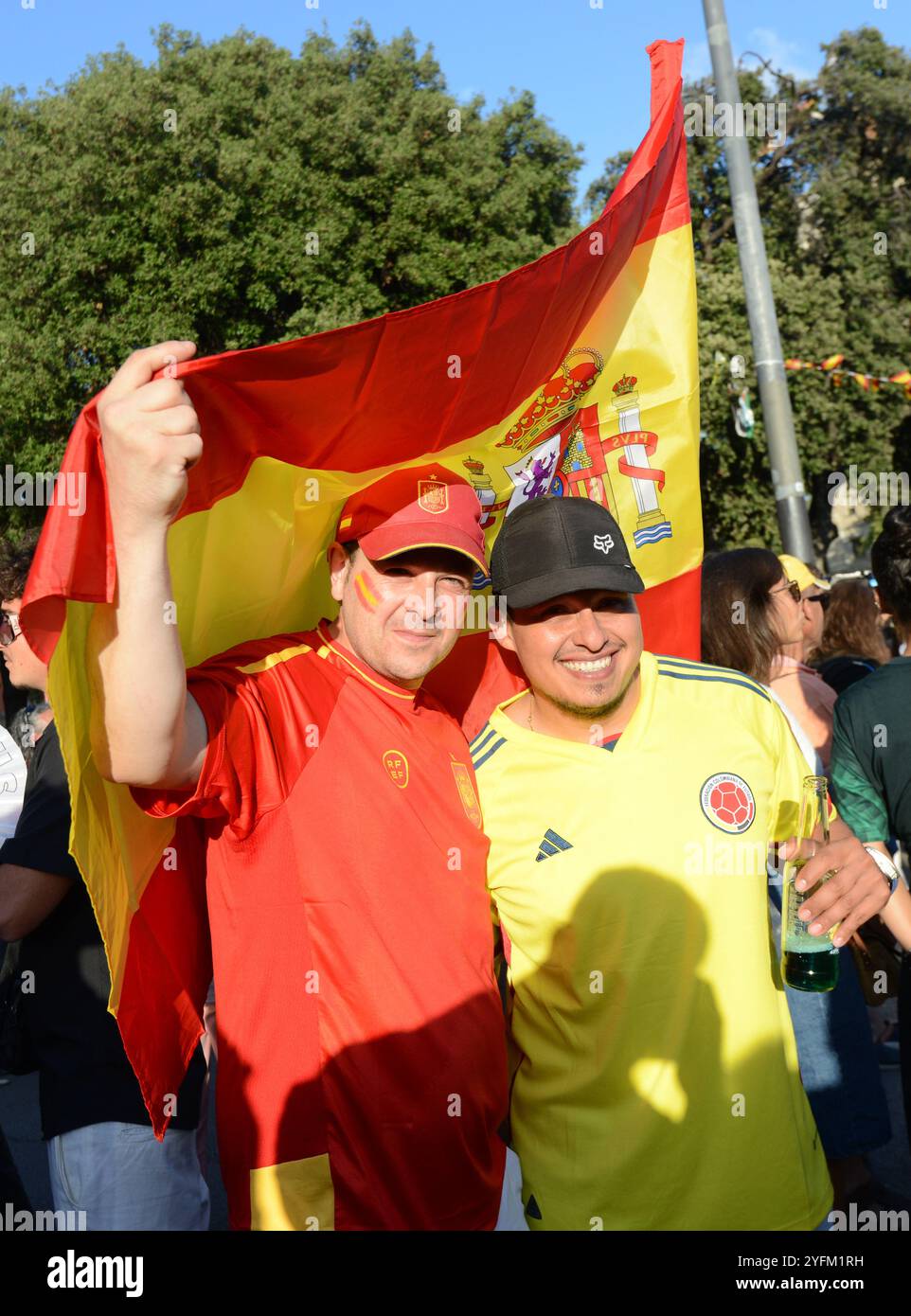 14 juillet 2024, Barcelone, Espagne. Les supporters catalans de l'équipe espagnole de football se rassemblent sur la Plaça de Catalunya pour la finale de l'Euro 2024 contre l'Angleterre. Banque D'Images