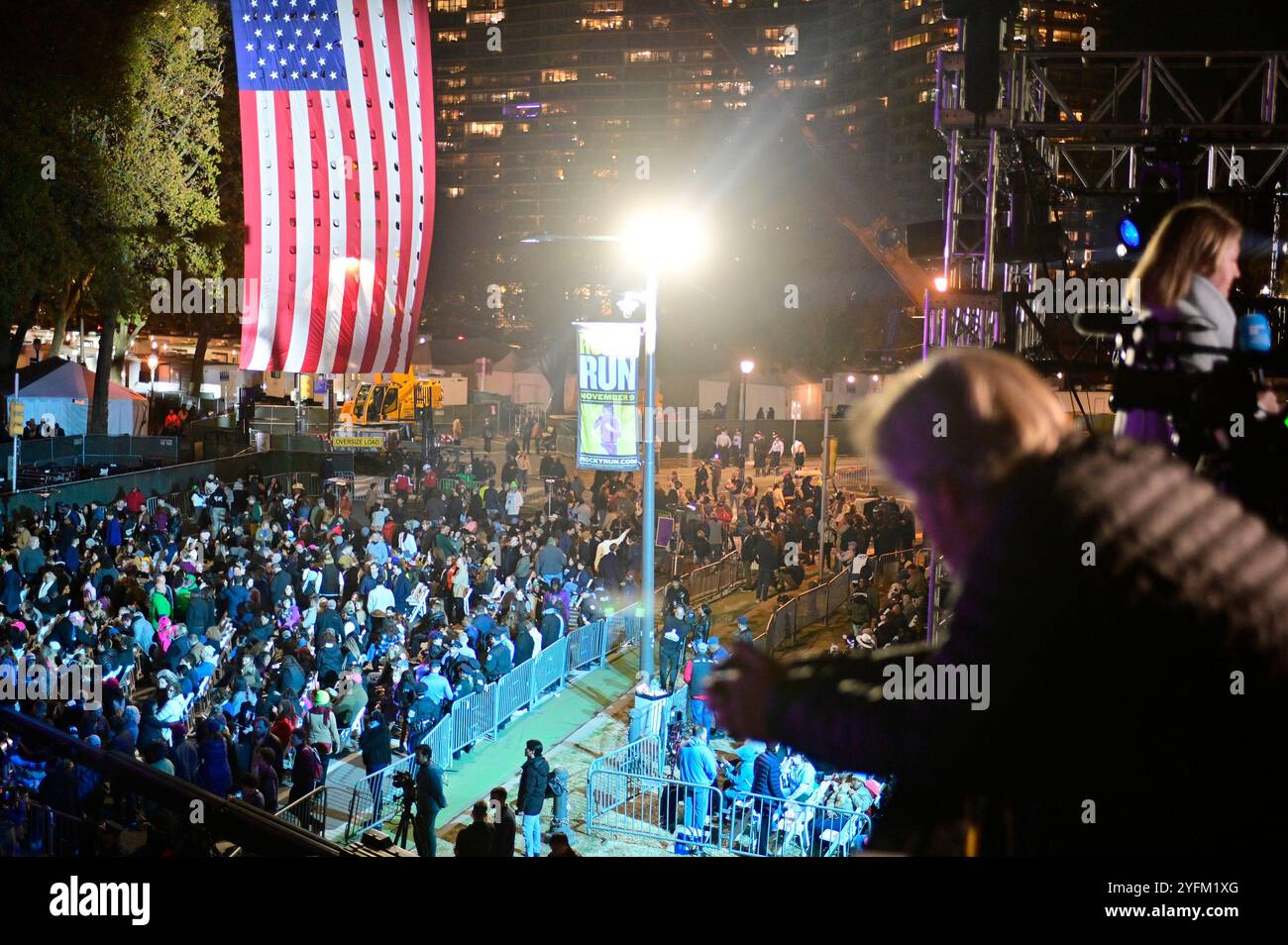 Philadelphie, États non liés. 04th Nov, 2024. Un journaliste regarde la foule s'accumuler depuis la montée de la presse lors du rassemblement et concert de clôture Harris-Walz au Rocky Steps sur la Benjamin Franklin Parkway à Philadelphie, PA, États-Unis, le 4 novembre 2024, un jour avant l'élection présidentielle américaine historique. (Photo de Bastiaan Slabbers/Sipa USA) crédit : Sipa USA/Alamy Live News Banque D'Images